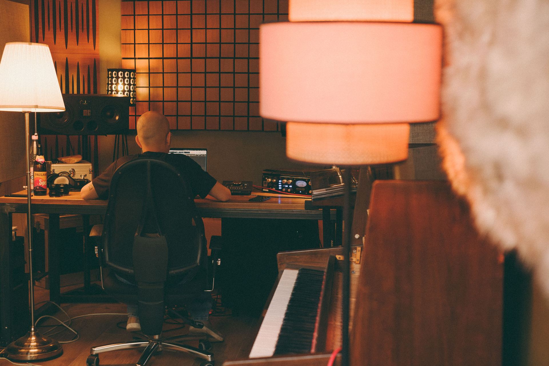 Stimmungsvolle Studioatmosphäre mit warmem Licht und Klavier.