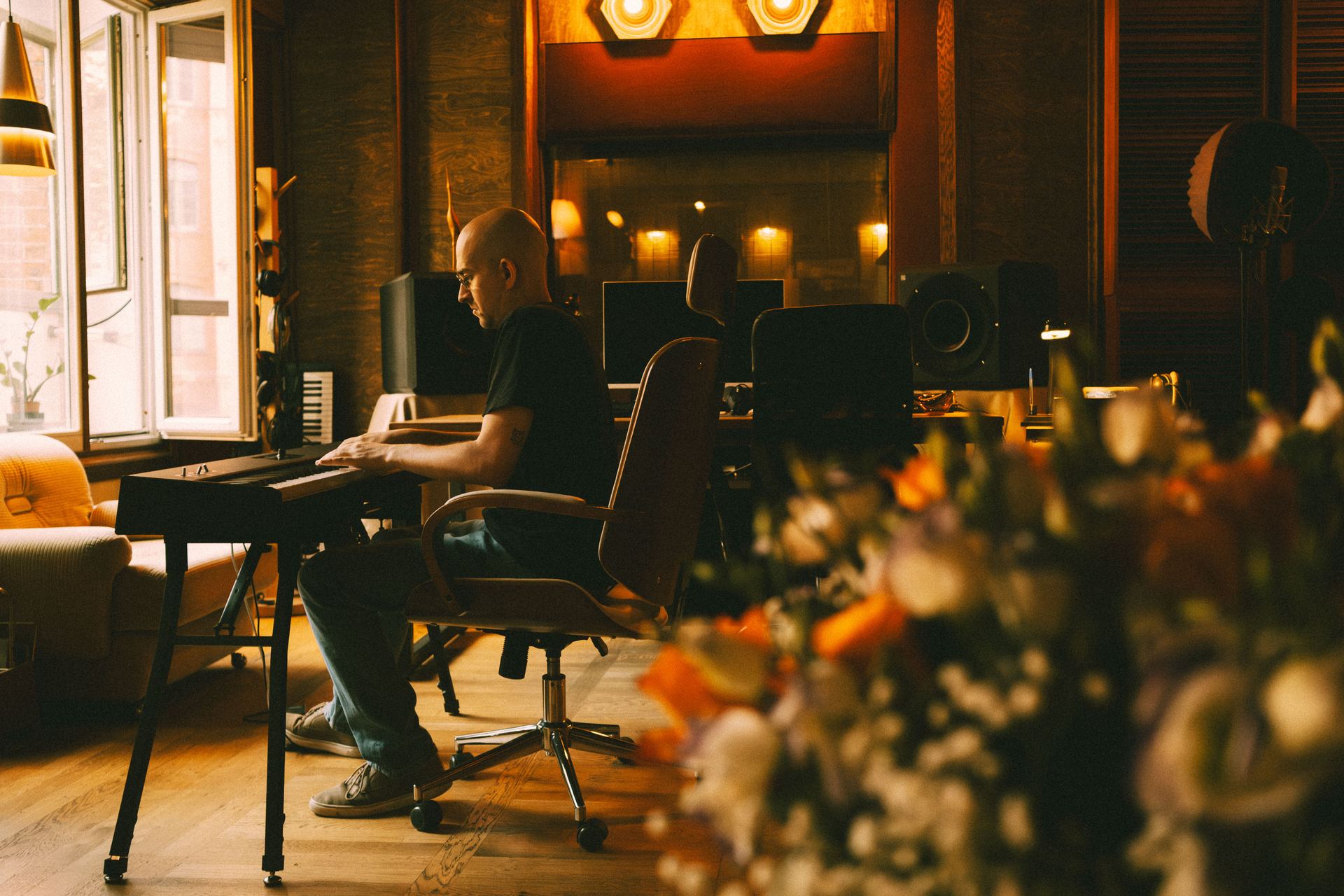 Chriskey arbeitet an einer Songproduktion an seinem Studioarbeitsplatz.